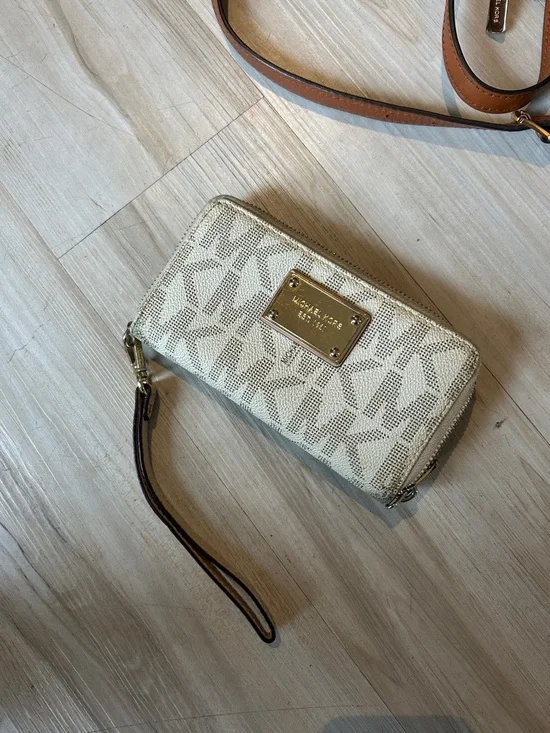 Michael Kors Cream & Brown Signature Tote with Matching Wallets and Crossbody - Picture 5 of 5